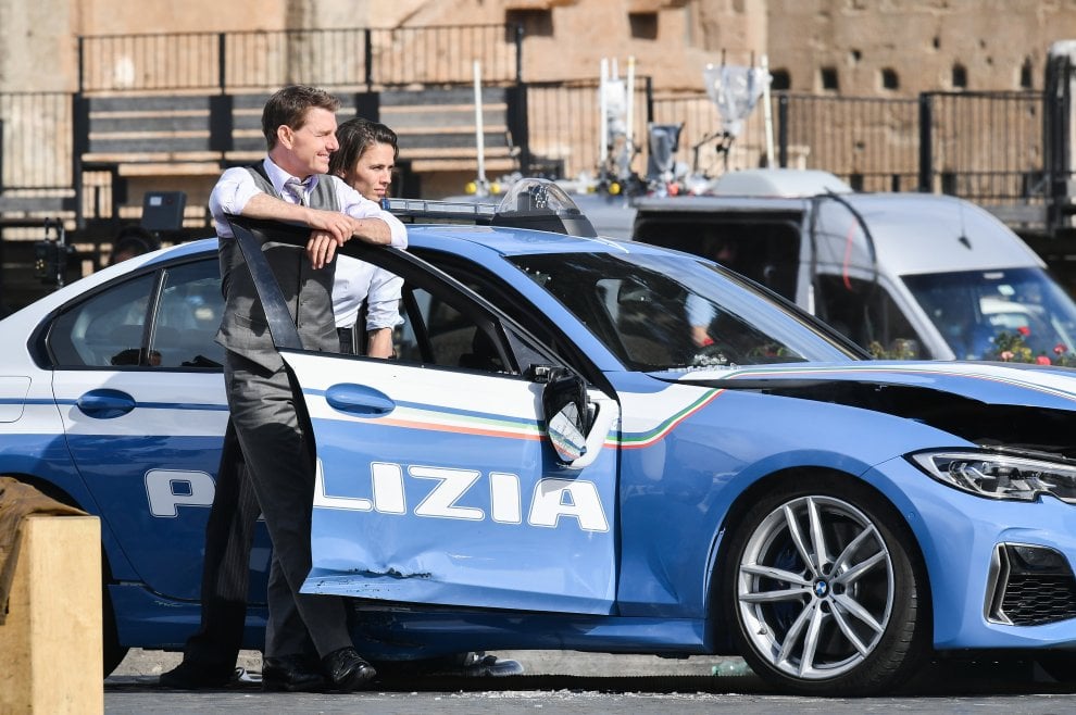 《碟中谍7》新片场照 阿汤哥和美女一起戴手铐