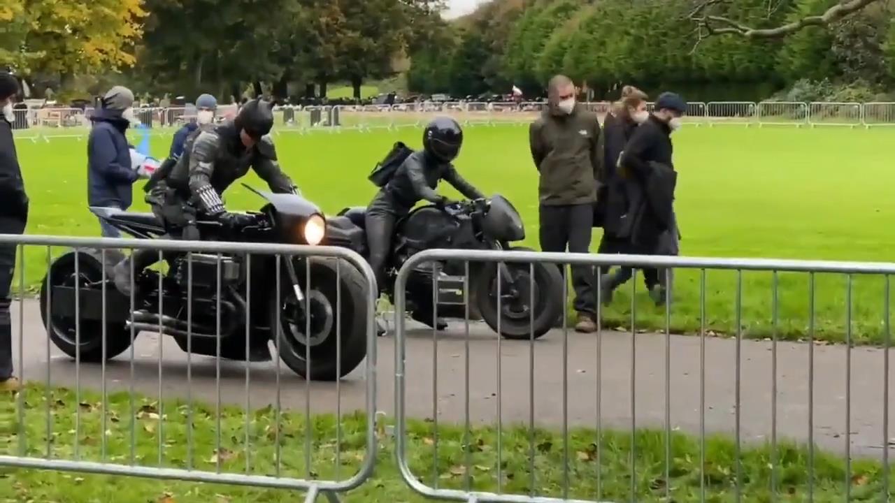 《新蝙蝠侠》片场视频 蝙蝠侠和猫女一起骑摩托