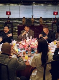 《角头:大桥头》2024上映:黑帮前传混战,生猛解压引争议