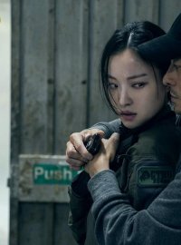 《拆弹专家2》深度解析：刘德华身份迷局，港式动作片新标杆？