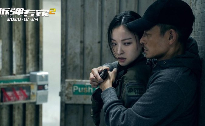 《拆弹专家2》深度解析:刘德华身份迷局,港式动作片新标杆?