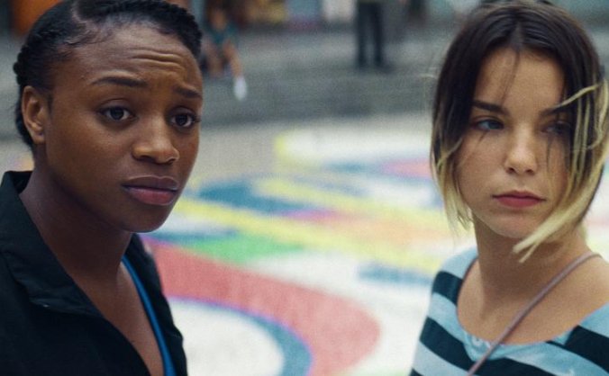 《夏日躁动》影评：巴黎街区的少女成长，友谊在夏日风中重新定义